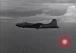 Standbild Bombardierung japanische Stellungen Guadalcanal Salomonen, 1944, aus Sekunde 14 historischem Filmmaterial Videoclip 65675036196