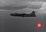 Standbild Bombardierung japanische Stellungen Guadalcanal Salomonen, 1944, aus Sekunde 16 historischem Filmmaterial Videoclip 65675036196