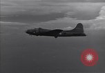 Standbild Bombardierung japanische Stellungen Guadalcanal Salomonen, 1944, aus Sekunde 17 historischem Filmmaterial Videoclip 65675036196