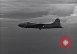Standbild Bombardierung japanische Stellungen Guadalcanal Salomonen, 1944, aus Sekunde 18 historischem Filmmaterial Videoclip 65675036196