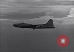 Standbild Bombardierung japanische Stellungen Guadalcanal Salomonen, 1944, aus Sekunde 20 historischem Filmmaterial Videoclip 65675036196