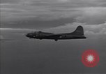 Standbild Bombardierung japanische Stellungen Guadalcanal Salomonen, 1944, aus Sekunde 21 historischem Filmmaterial Videoclip 65675036196