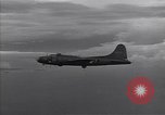 Standbild Bombardierung japanische Stellungen Guadalcanal Salomonen, 1944, aus Sekunde 22 historischem Filmmaterial Videoclip 65675036196