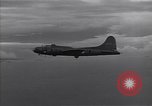 Standbild Bombardierung japanische Stellungen Guadalcanal Salomonen, 1944, aus Sekunde 23 historischem Filmmaterial Videoclip 65675036196