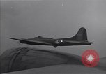 Standbild Bombardierung japanische Stellungen Guadalcanal Salomonen, 1944, aus Sekunde 27 historischem Filmmaterial Videoclip 65675036196