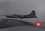 Standbild Bombardierung japanische Stellungen Guadalcanal Salomonen, 1944, aus Sekunde 29 historischem Filmmaterial Videoclip 65675036196