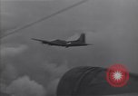 Standbild Bombardierung japanische Stellungen Guadalcanal Salomonen, 1944, aus Sekunde 34 historischem Filmmaterial Videoclip 65675036196