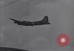Standbild Bombardierung japanische Stellungen Guadalcanal Salomonen, 1944, aus Sekunde 40 historischem Filmmaterial Videoclip 65675036196