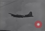 Standbild Bombardierung japanische Stellungen Guadalcanal Salomonen, 1944, aus Sekunde 41 historischem Filmmaterial Videoclip 65675036196