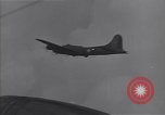 Standbild Bombardierung japanische Stellungen Guadalcanal Salomonen, 1944, aus Sekunde 44 historischem Filmmaterial Videoclip 65675036196
