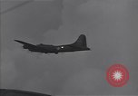 Standbild Bombardierung japanische Stellungen Guadalcanal Salomonen, 1944, aus Sekunde 45 historischem Filmmaterial Videoclip 65675036196