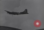 Standbild Bombardierung japanische Stellungen Guadalcanal Salomonen, 1944, aus Sekunde 46 historischem Filmmaterial Videoclip 65675036196