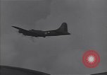 Standbild Bombardierung japanische Stellungen Guadalcanal Salomonen, 1944, aus Sekunde 47 historischem Filmmaterial Videoclip 65675036196