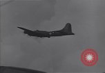 Standbild Bombardierung japanische Stellungen Guadalcanal Salomonen, 1944, aus Sekunde 48 historischem Filmmaterial Videoclip 65675036196