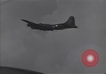 Standbild Bombardierung japanische Stellungen Guadalcanal Salomonen, 1944, aus Sekunde 50 historischem Filmmaterial Videoclip 65675036196