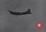 Standbild Bombardierung japanische Stellungen Guadalcanal Salomonen, 1944, aus Sekunde 51 historischem Filmmaterial Videoclip 65675036196