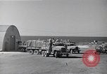 Standbild Besatzungsmitglieder Saipan Nördliche Marianen, 1945, aus Sekunde 5 historischem Filmmaterial Videoclip 65675036230