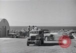 Standbild Besatzungsmitglieder Saipan Nördliche Marianen, 1945, aus Sekunde 7 historischem Filmmaterial Videoclip 65675036230