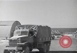 Standbild Besatzungsmitglieder Saipan Nördliche Marianen, 1945, aus Sekunde 12 historischem Filmmaterial Videoclip 65675036230