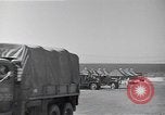 Standbild Besatzungsmitglieder Saipan Nördliche Marianen, 1945, aus Sekunde 13 historischem Filmmaterial Videoclip 65675036230