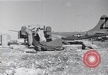 Standbild Besatzungsmitglieder Saipan Nördliche Marianen, 1945, aus Sekunde 30 historischem Filmmaterial Videoclip 65675036230