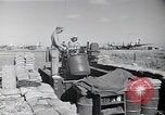 Standbild Besatzungsmitglieder Saipan Nördliche Marianen, 1945, aus Sekunde 39 historischem Filmmaterial Videoclip 65675036230