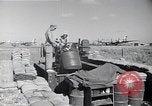 Standbild Besatzungsmitglieder Saipan Nördliche Marianen, 1945, aus Sekunde 40 historischem Filmmaterial Videoclip 65675036230