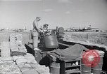 Standbild Besatzungsmitglieder Saipan Nördliche Marianen, 1945, aus Sekunde 41 historischem Filmmaterial Videoclip 65675036230