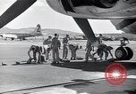 Standbild Besatzungsmitglieder Saipan Nördliche Marianen, 1945, aus Sekunde 46 historischem Filmmaterial Videoclip 65675036230
