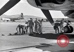 Standbild Besatzungsmitglieder Saipan Nördliche Marianen, 1945, aus Sekunde 47 historischem Filmmaterial Videoclip 65675036230