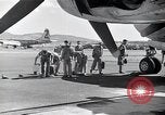 Standbild Besatzungsmitglieder Saipan Nördliche Marianen, 1945, aus Sekunde 48 historischem Filmmaterial Videoclip 65675036230