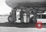 Standbild Besatzungsmitglieder Saipan Nördliche Marianen, 1945, aus Sekunde 56 historischem Filmmaterial Videoclip 65675036230
