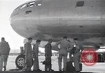 Standbild Besatzungsmitglieder Saipan Nördliche Marianen, 1945, aus Sekunde 59 historischem Filmmaterial Videoclip 65675036230