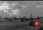 Standbild B-29 Bomber take off Saipan Nördliche Marianen, 1944, aus Sekunde 33 historischem Filmmaterial Videoclip 65675036242