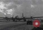 Standbild B-29 Bomber take off Saipan Nördliche Marianen, 1944, aus Sekunde 39 historischem Filmmaterial Videoclip 65675036242