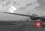Standbild B-29 Bomber take off Saipan Nördliche Marianen, 1944, aus Sekunde 61 historischem Filmmaterial Videoclip 65675036242