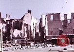 Standbild Zerstörte Gebäude aus der Schlacht um Berlin Berlin Deutschland, 1945, aus Sekunde 10 historischem Filmmaterial Videoclip 65675036257