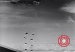 Standbild Bombardierung durch die alliierten Bomber Deutschland, 1945, aus Sekunde 13 historischem Filmmaterial Videoclip 65675036274
