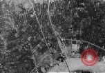Standbild Bombardierung durch die alliierten Bomber Deutschland, 1945, aus Sekunde 17 historischem Filmmaterial Videoclip 65675036274