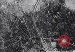 Standbild Bombardierung durch die alliierten Bomber Deutschland, 1945, aus Sekunde 22 historischem Filmmaterial Videoclip 65675036274