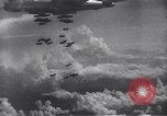 Standbild Bombardierung durch die alliierten Bomber Deutschland, 1945, aus Sekunde 23 historischem Filmmaterial Videoclip 65675036274