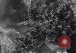 Standbild Bombardierung durch die alliierten Bomber Deutschland, 1945, aus Sekunde 29 historischem Filmmaterial Videoclip 65675036274