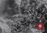 Standbild Bombardierung durch die alliierten Bomber Deutschland, 1945, aus Sekunde 30 historischem Filmmaterial Videoclip 65675036274