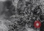 Standbild Bombardierung durch die alliierten Bomber Deutschland, 1945, aus Sekunde 31 historischem Filmmaterial Videoclip 65675036274