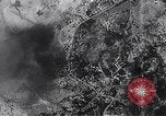 Standbild Bombardierung durch die alliierten Bomber Deutschland, 1945, aus Sekunde 35 historischem Filmmaterial Videoclip 65675036274