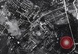 Standbild Bombardierung durch die alliierten Bomber Deutschland, 1945, aus Sekunde 36 historischem Filmmaterial Videoclip 65675036274