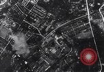 Standbild Bombardierung durch die alliierten Bomber Deutschland, 1945, aus Sekunde 37 historischem Filmmaterial Videoclip 65675036274