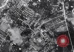 Standbild Bombardierung durch die alliierten Bomber Deutschland, 1945, aus Sekunde 38 historischem Filmmaterial Videoclip 65675036274
