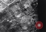 Standbild Bombardierung durch die alliierten Bomber Deutschland, 1945, aus Sekunde 43 historischem Filmmaterial Videoclip 65675036274