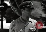 Image le commandant Frederick Ashworth de Bockscar Tinian île Îles Mariannes, 1945, de la seconde 18 séquences d'archives historiques vidéo 65675036279